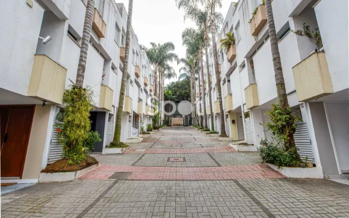 CASA EM CONDOMÍNIO FECHADO PRÓXIMO AO COMÉRCIO DO BAIRRO! PORTARIA 24HS
