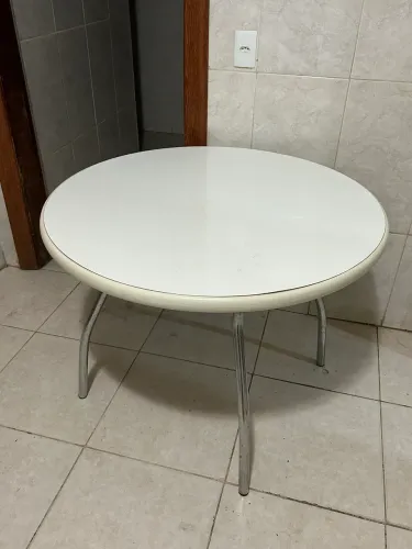 Mesa de cozinha branca redonda 