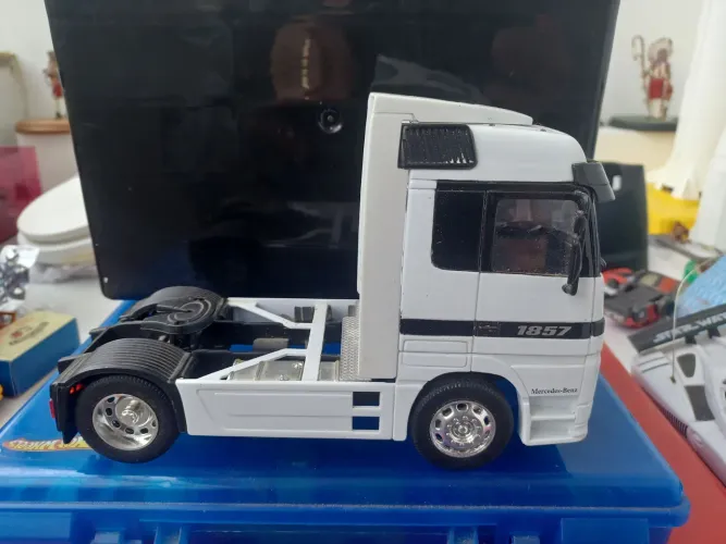 .instaura Welly Mercedes Bens Actroz 1857 escala 1:32