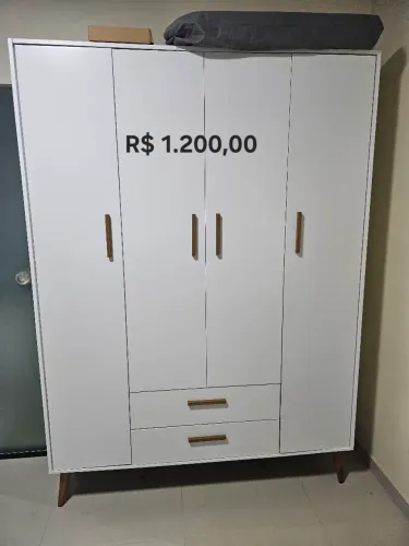 Guarda-Roupa 4 Portas - Moderno e Excelente Estado
