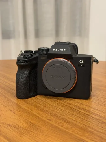 SONY A7IV - FULLFRAME MENOS DE 10% DE CLICKS SEMI NOVA