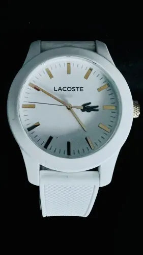 Relógio Lacoste branco, com mostrador claro e detalhes dourados.