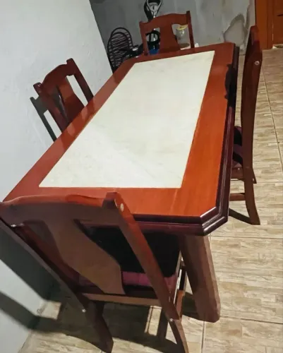 Mesa madeira com pedra central de granito