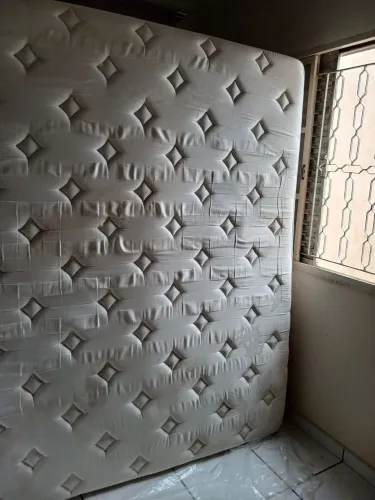 Cama box Queen com colchão