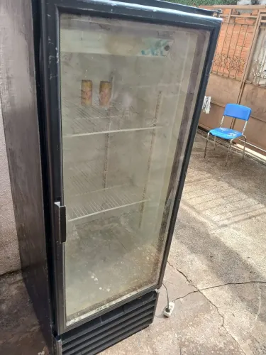 Cervejeira frente de vidro funcionando tudo