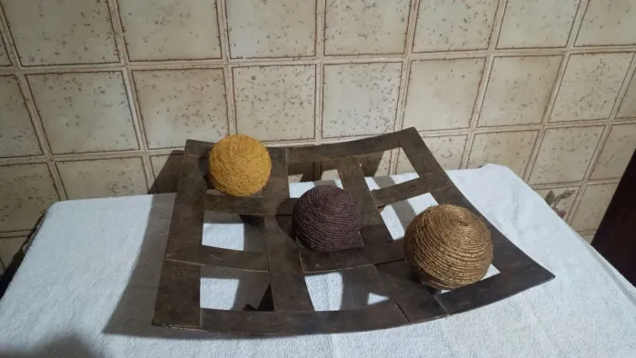 Fruteira ou enfeite mesa,com estrutura metal vazada em linhas geométricas,formato curvado