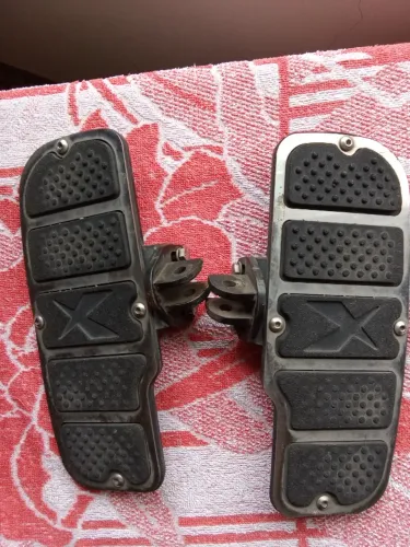 Pedaleira/plataforma para moto 