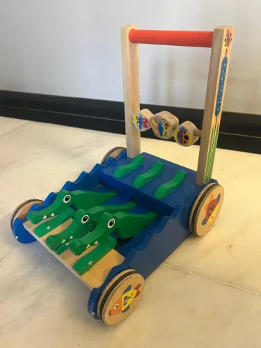 Andador bebê apoiador de jacaré Melissa e Doug