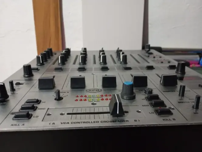 Behringer DJX 700