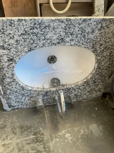 Pia em Granito para banheiro (Padrão de obra entregue)