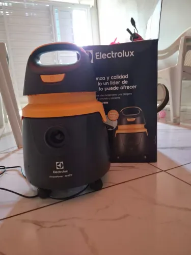 Vendo Aspirador Água e Pó Electrolux 1400W Sopro 11L AQP20<br>Voltagem:<br>110V