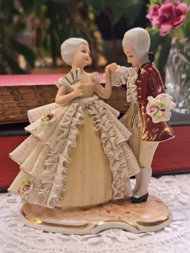 Casal Rococó em Porcelana Rebis com Renda Aplicada - Vintage