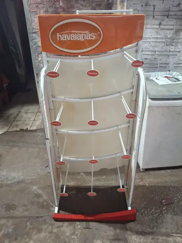 200$ expositor de chinelos havaianas