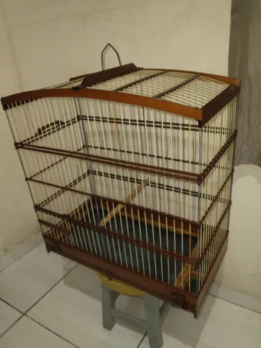 Gaiola Grande Madeira Nobre Muiracatiara Praticamente Nova No Precinho Peça Única 