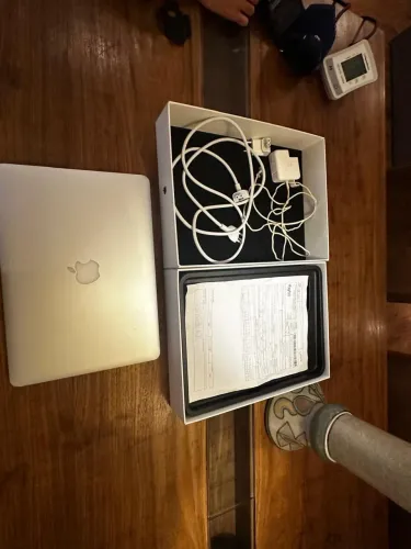 Mac book air 13 polegadas. Intel i5, 8gb de ram e 128gb de armazenamento 