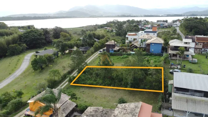 Terreno à venda em Imbituba-SC, bairro Ibiraquera - 451,00m² de área. Invista no seu futur