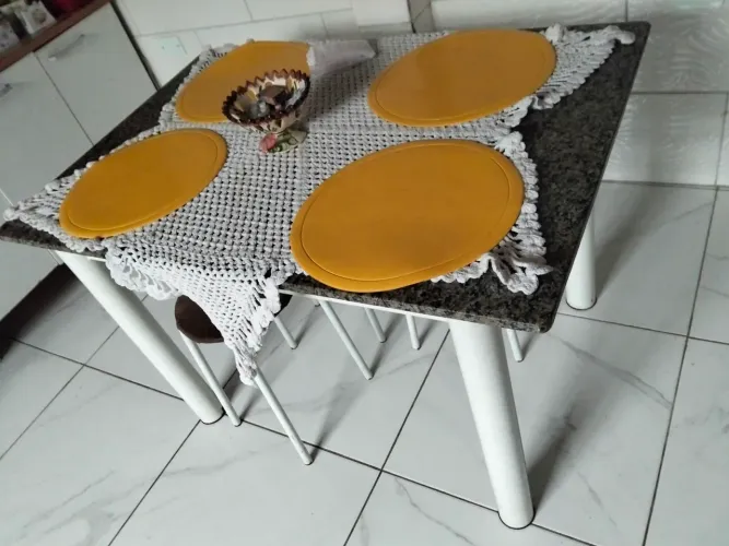 Mesa de mármore 1,20 por 70 acompanhar 3 banquetas