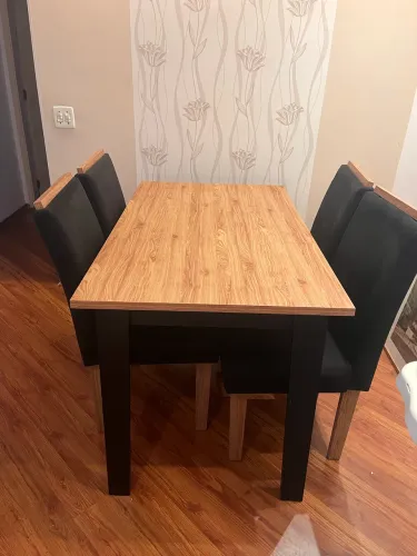 Mesa com 4 cadeiras 