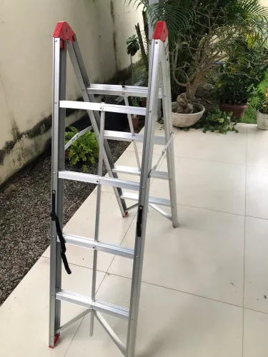 Escada retrátil de alumínio 