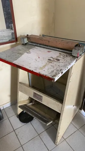 Vincadeira e serrilhadeira de papel para serviços gráficos