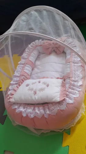 Ninho na cor rosa chá e almofada de amamentação