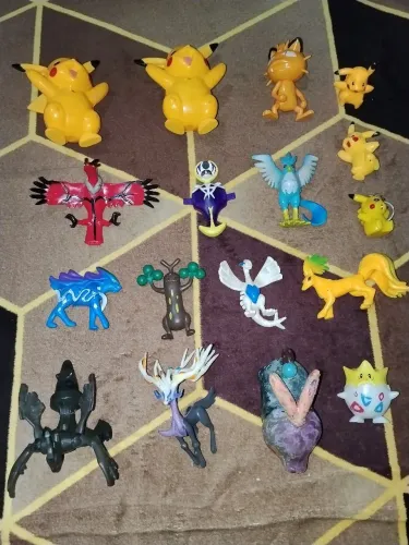 Coleção de bonecos e miniaturas de pokémons