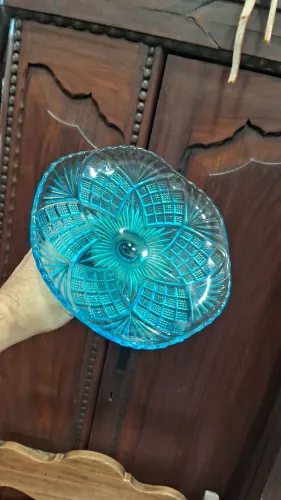 fruteira de vidro azul ricamente decorado com padrão de relevo 19x10 altura.