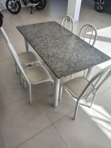 Mesa tubular com 06 cadeiras
