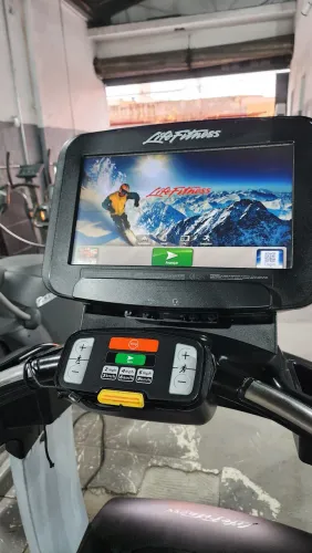 Esteira Life Fitness Discovery