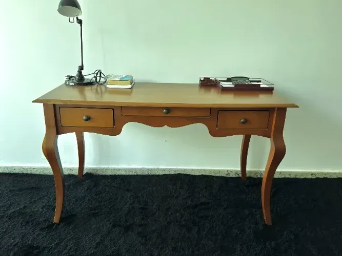 Mesa de Trabalho em Madeira Maciça - Grande, Clássica e Sofisticada