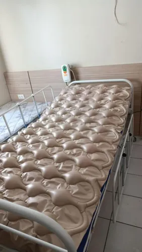 Vendo cama hospitalar, com colchão pneumático, em excelentes estados de conservação.