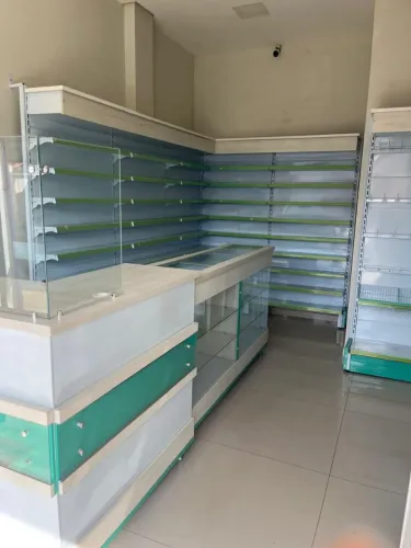 Mobiliário Completo para Farmácia/Drogaria - Balcões, Gôndolas e Prateleiras
