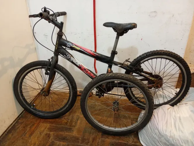 Uma bike infantil aro 20 com marcha e mais um pneu reserva 