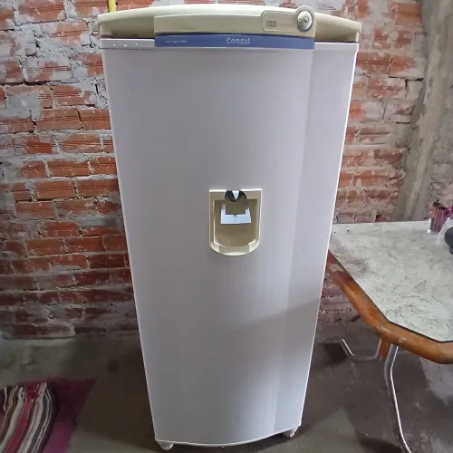 Vendo geladeira com defeito,so trocar o gás