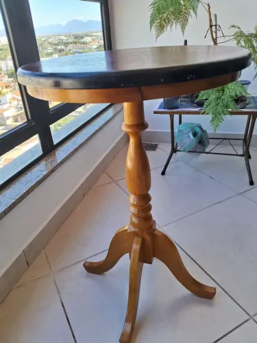 Mesa de canto redonda em madeira