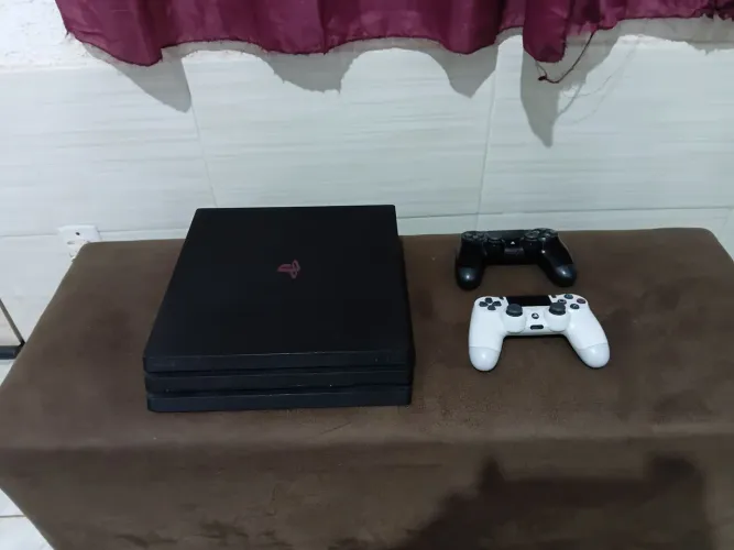 Playstation 4 PRO 1TB c/2 controles