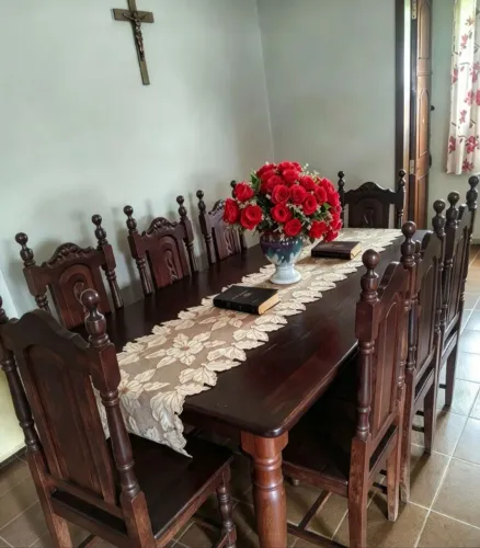 Vendo mesa 8 cadeiras 