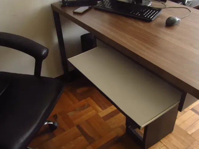 Porta teclado retrátil para mesa
