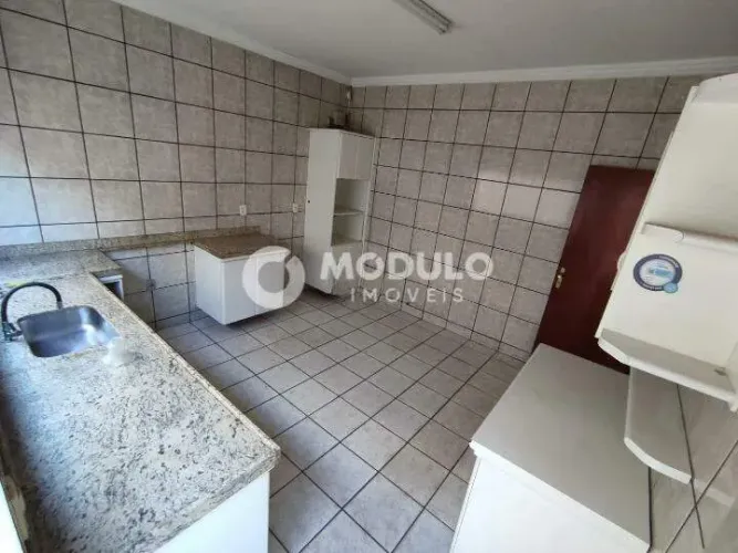 Casa residencial disponível para locação no bairro Marta Helena.