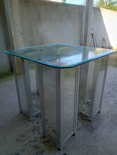 Mesa com tampo de vidro para festa