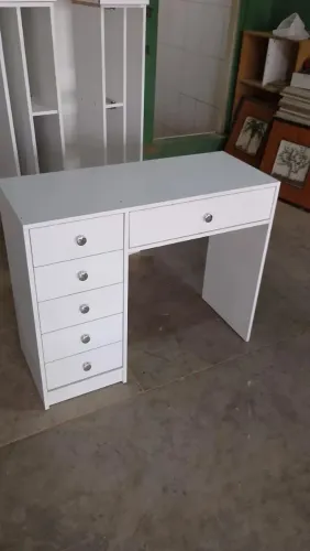 Mesa com gavetas