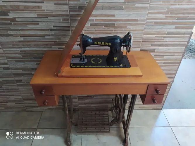 Máquina de costura Elgin Singer 