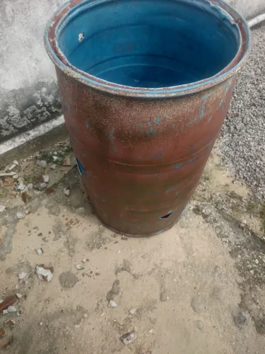 Vendo tambor plástico de 200 litros furado para colocar lixo
