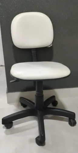 Cadeira tipo mocho para consultórios de estética, design ergonômico e base giratória