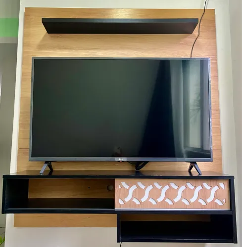 Painel para TV até 55 polegadas - Preto e Amadeirado