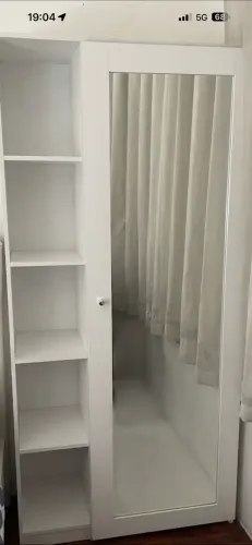 Guarda-Roupa Branco com Porta de Espelho e Nichos Laterais 