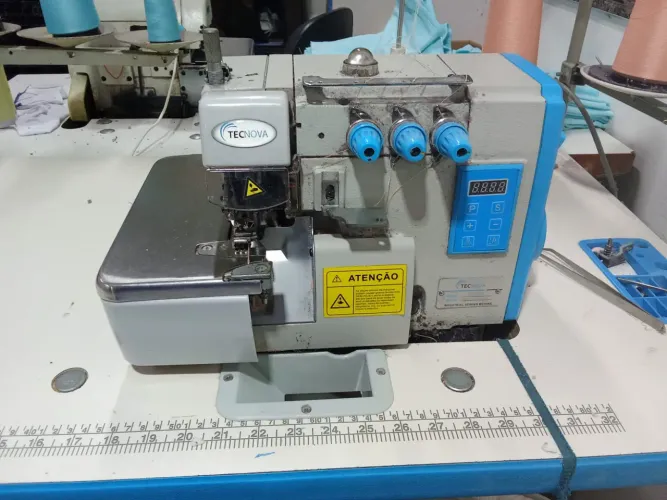 Máquina de costura overloque 