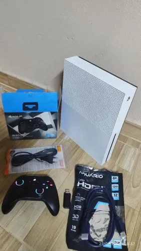 Xbox one S 1 terá bayte, semi novo