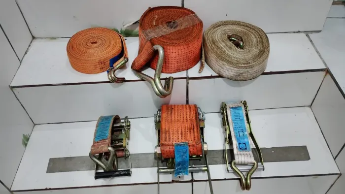 Cintas e catracas de amarração de 5 a 10 toneladas.
