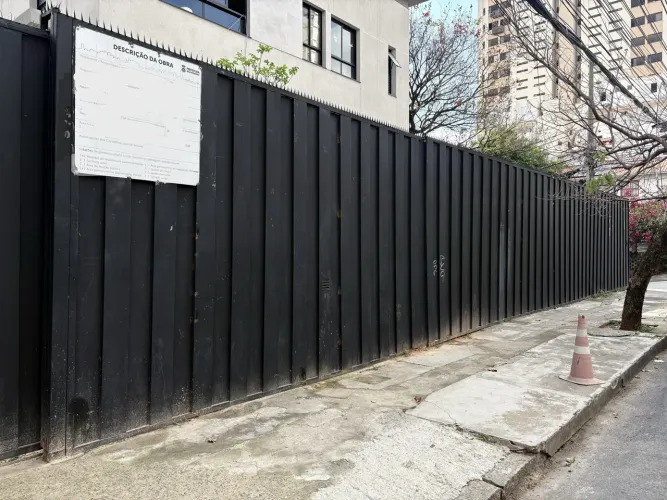 45m de tapume metálico para fechamento de obra
